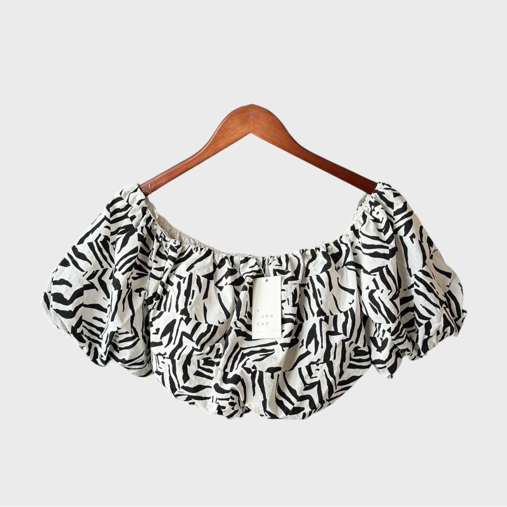 Women’s Off-the-Shoulder Ruffled Crop Top NWT